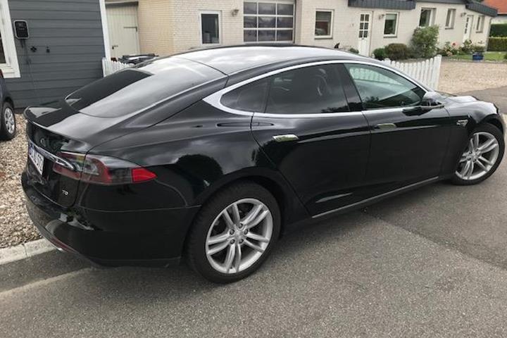 Sort Tesla Model S fra 2015