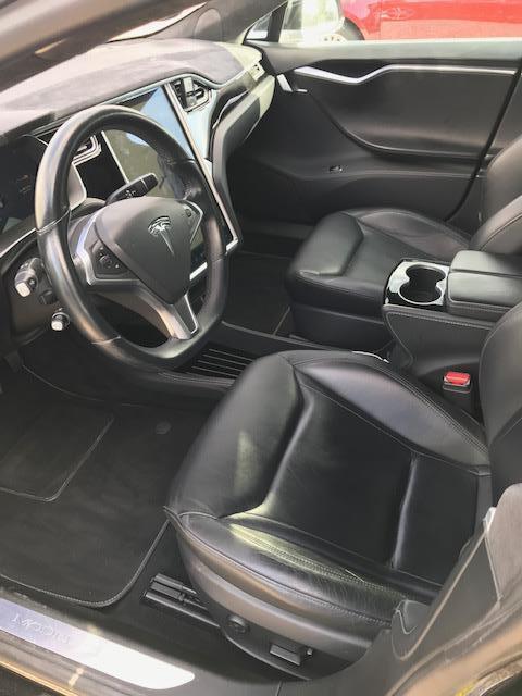 Sort Tesla Model S fra 2015