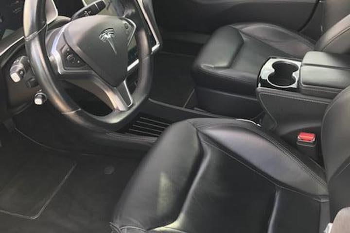 Sort Tesla Model S fra 2015