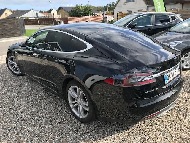 Sort Tesla Model S fra 2015