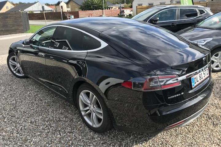 Sort Tesla Model S fra 2015