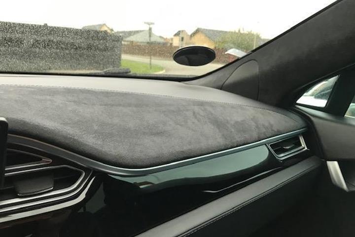 Sort Tesla Model S fra 2015
