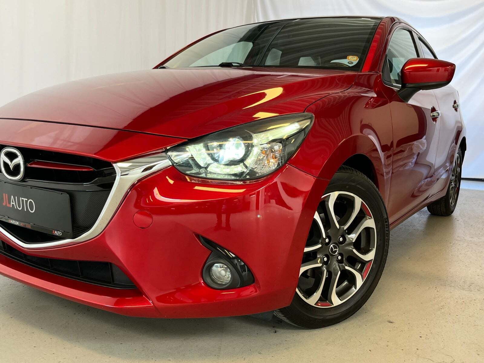 Grå Mazda 2 fra 2016