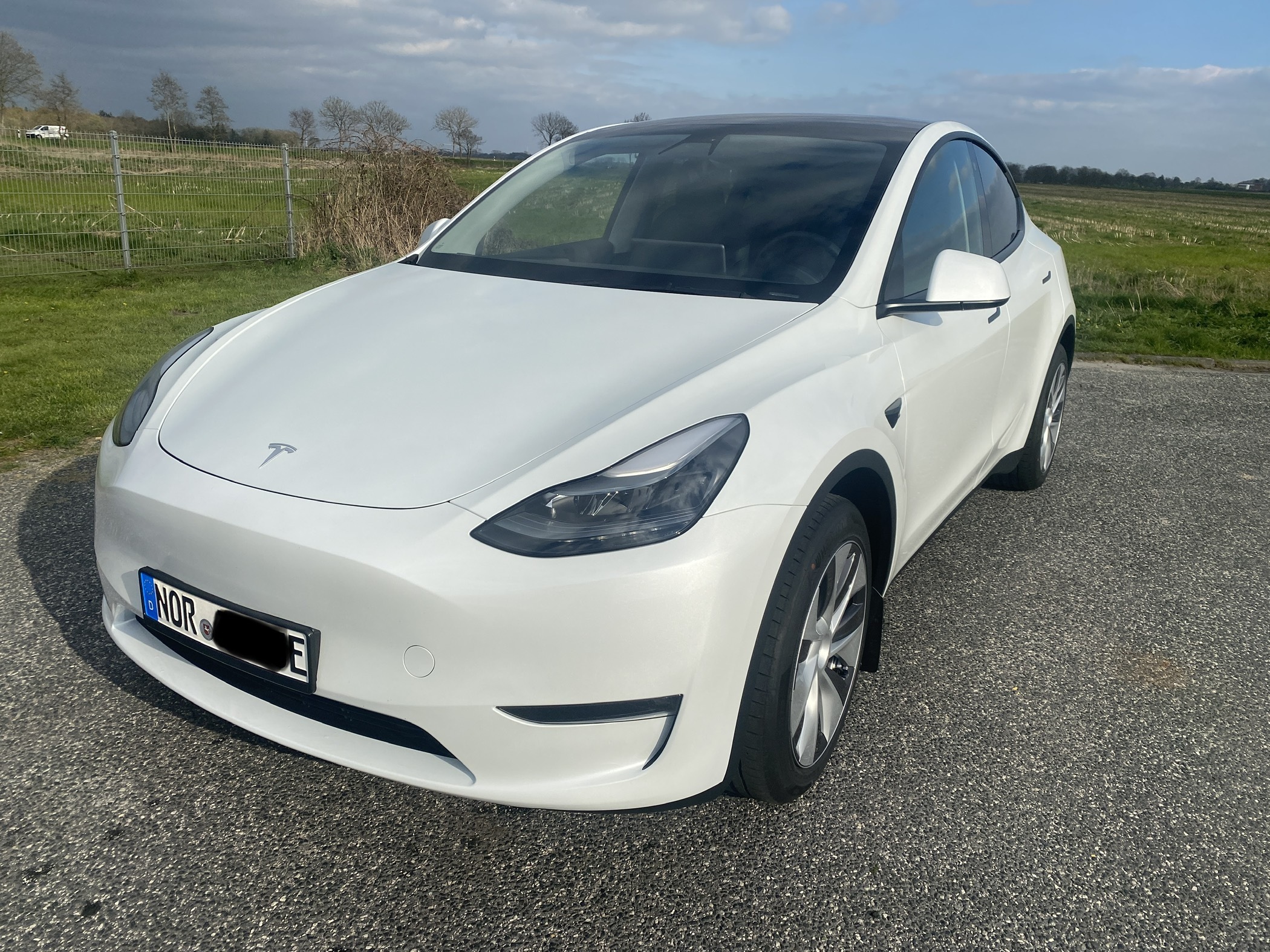 Hvid Tesla Model Y fra 2022