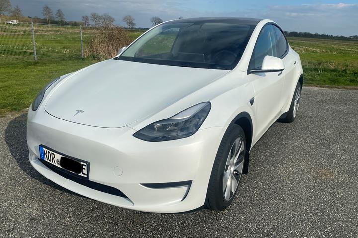 Hvid Tesla Model Y fra 2022