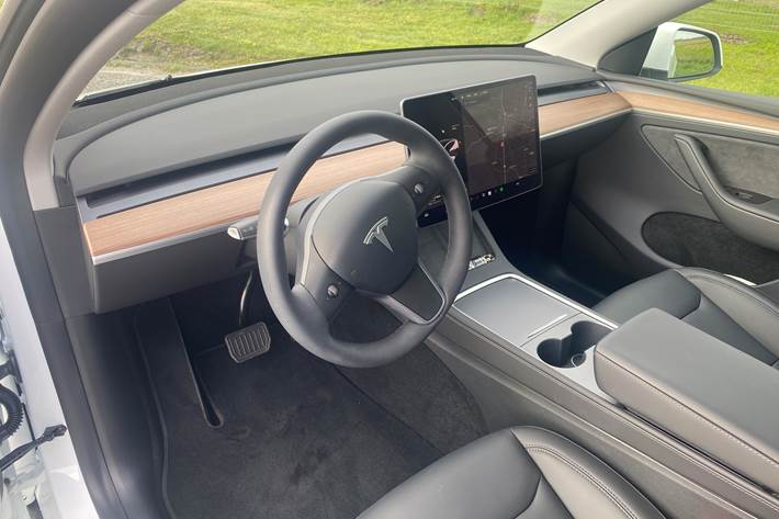 Hvid Tesla Model Y fra 2022