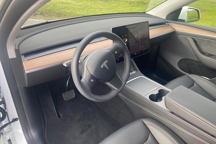 Hvid Tesla Model Y fra 2022