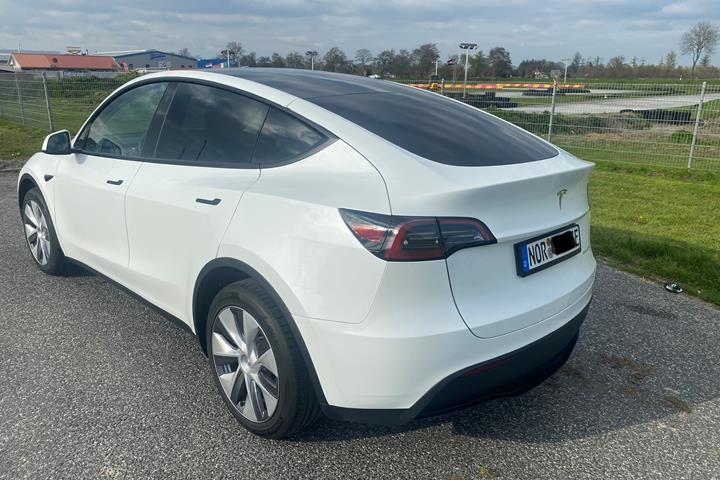 Hvid Tesla Model Y fra 2022