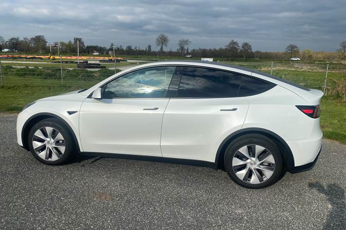 Hvid Tesla Model Y fra 2022