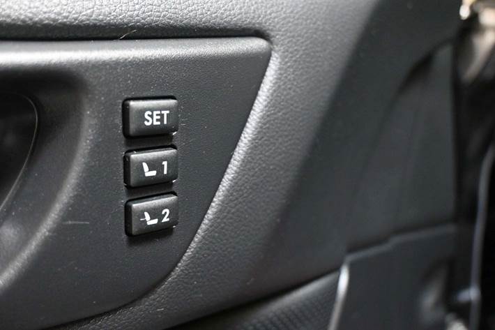 Grå Subaru Outback fra 2018 set indefra