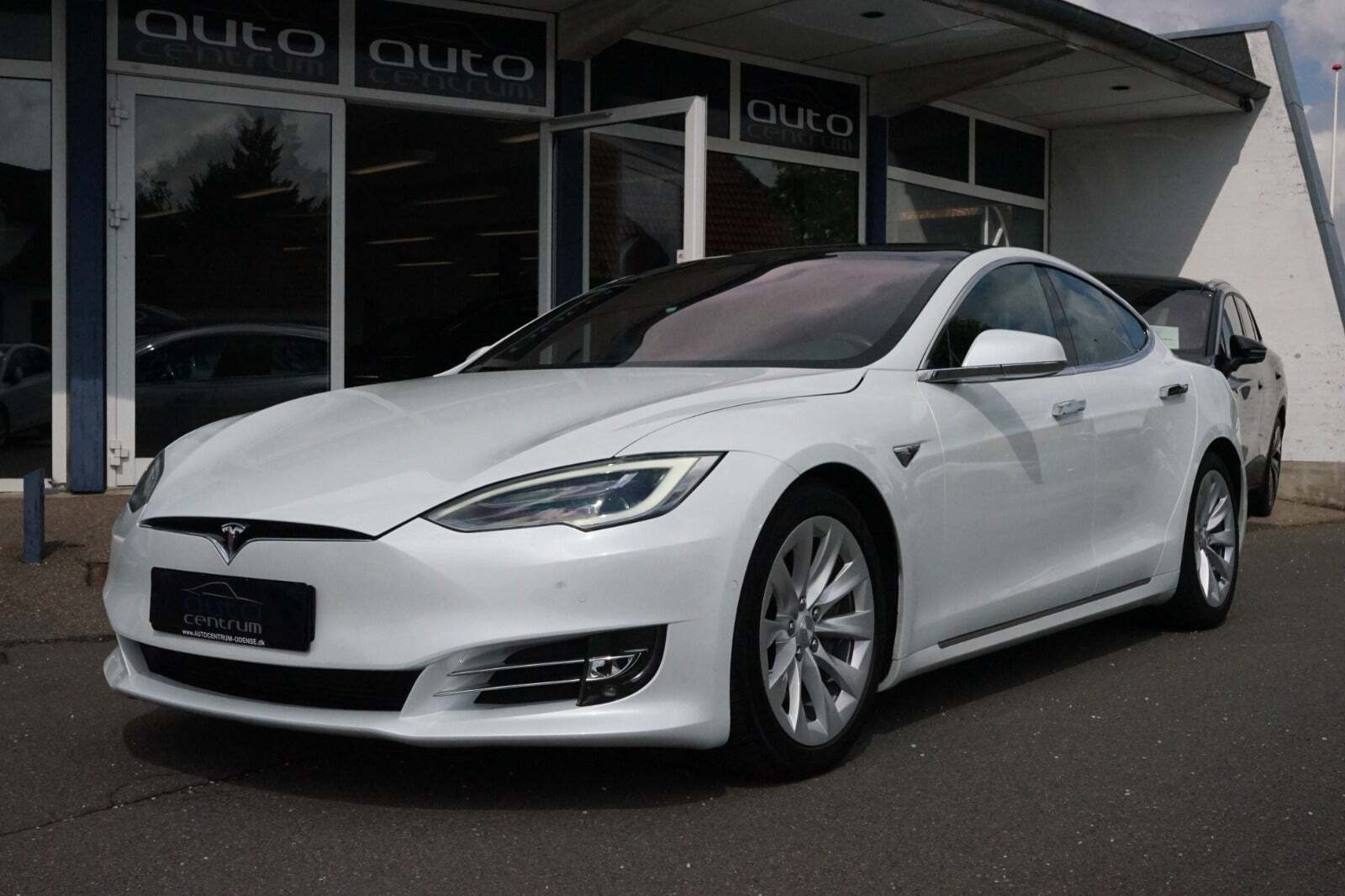 Grå Tesla Model S fra 2020