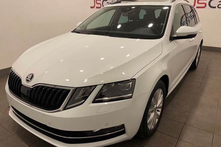 Hvid Skoda Octavia fra 2018 set udefra