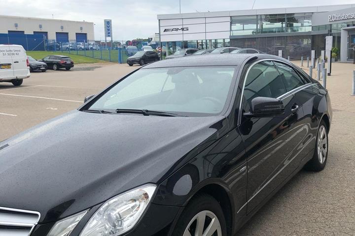 Sort Mercedes E220 d fra 2011
