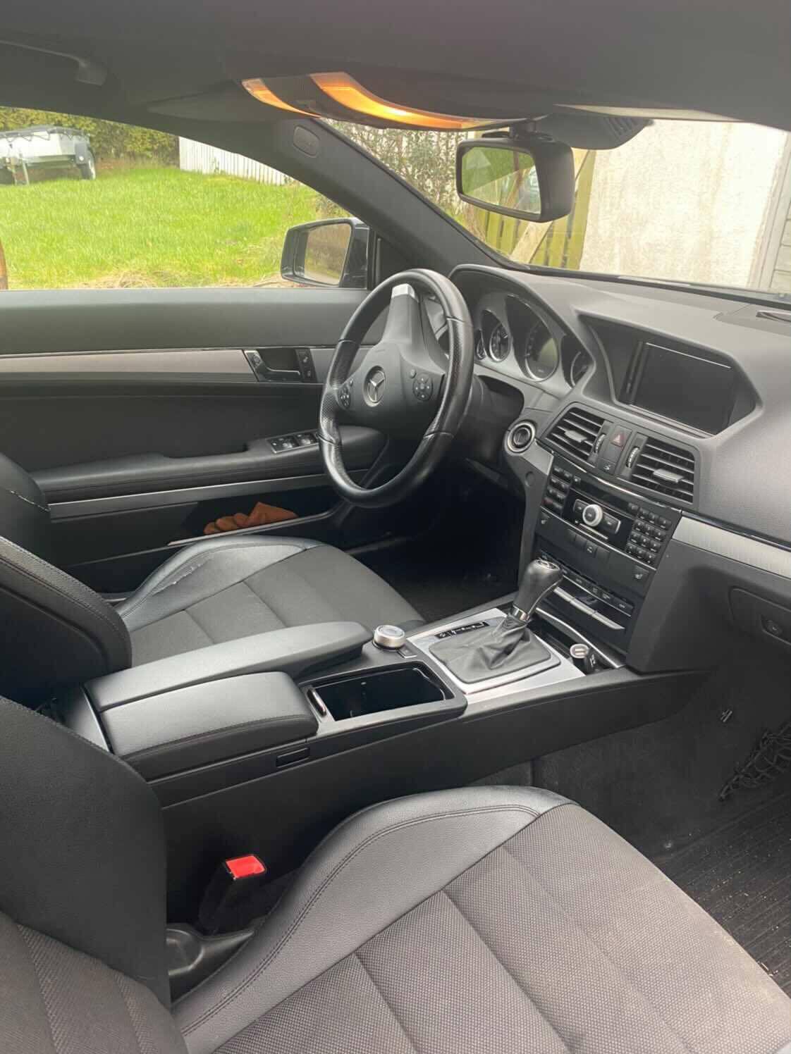Sort Mercedes E220 d fra 2011