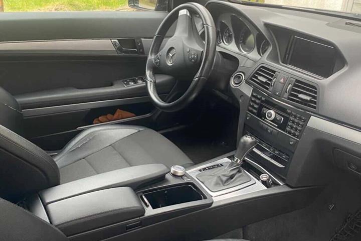 Sort Mercedes E220 d fra 2011