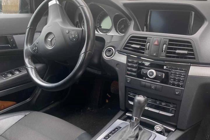 Sort Mercedes E220 d fra 2011
