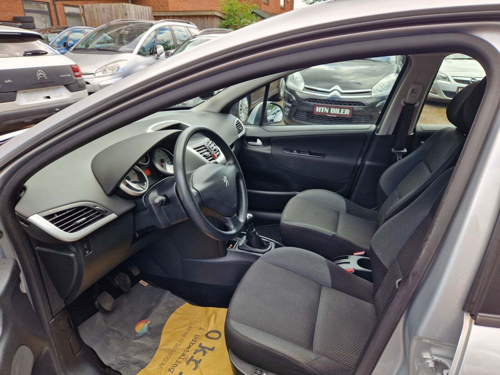 Grå Peugeot 207 fra 2010