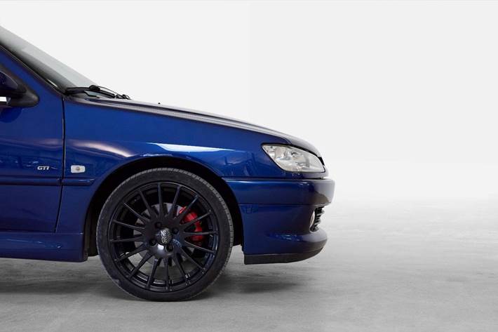 Blå Peugeot 306 fra 2000