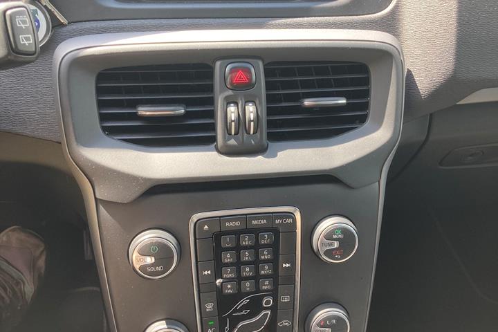 Grå Volvo V40 fra 2013