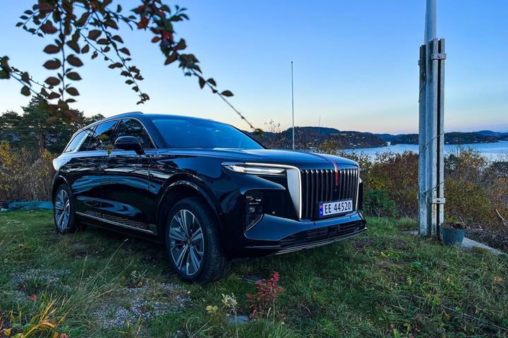 Sort Hongqi E-HS9 fra 2022