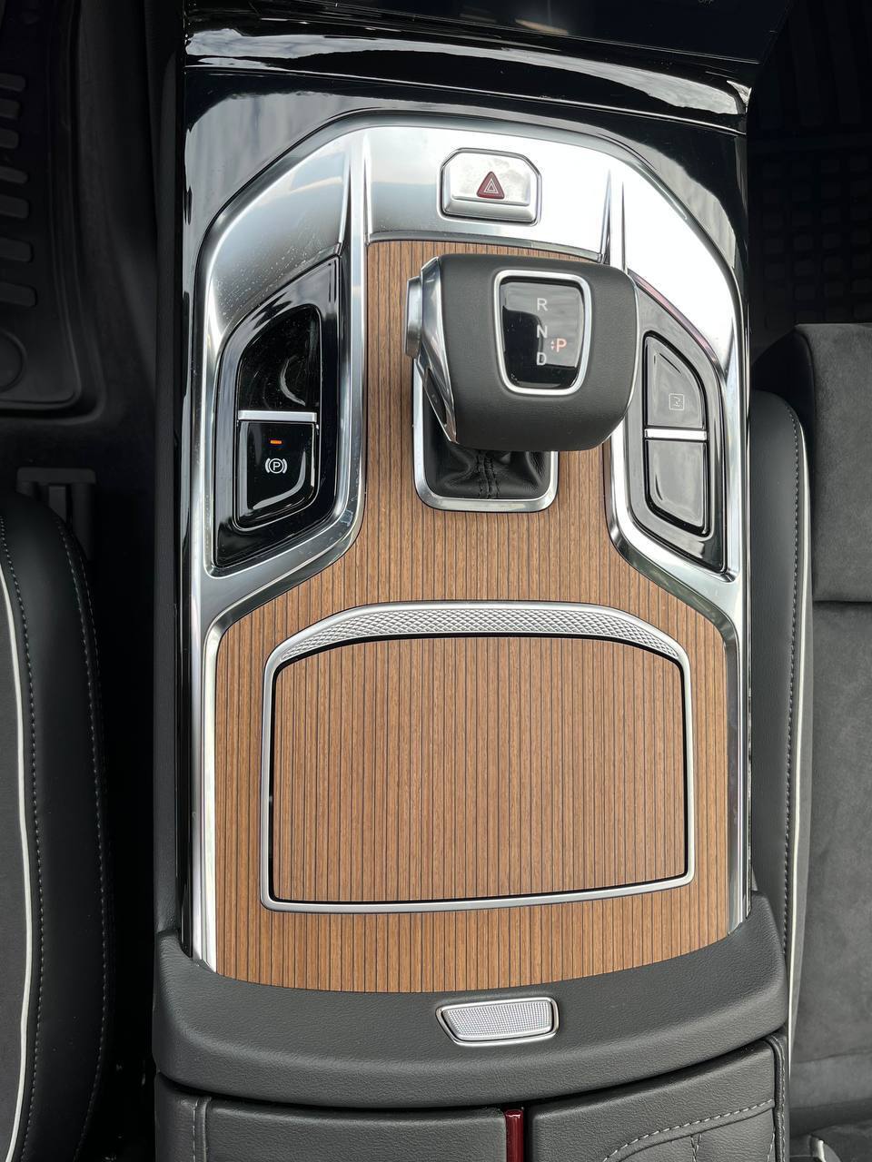 Sort Hongqi E-HS9 fra 2022