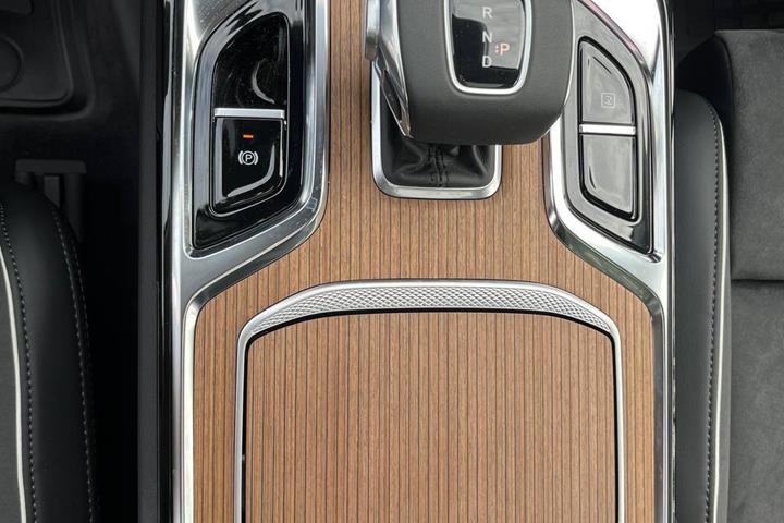 Sort Hongqi E-HS9 fra 2022