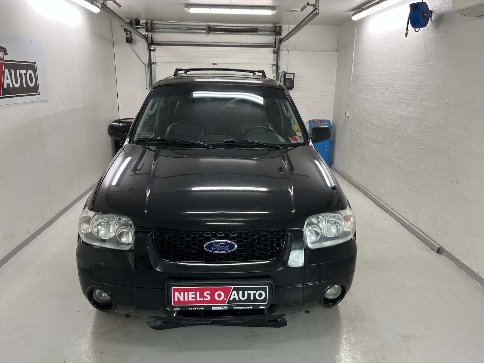 Sort Ford Maverick fra 2006 set udefra