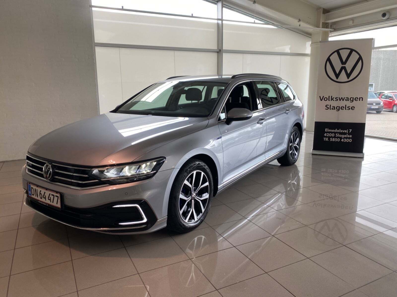 Grå VW Passat fra 2022