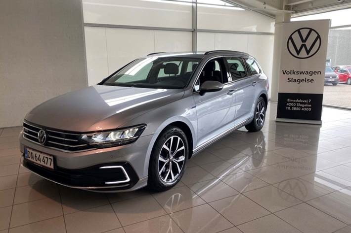 Grå VW Passat fra 2022