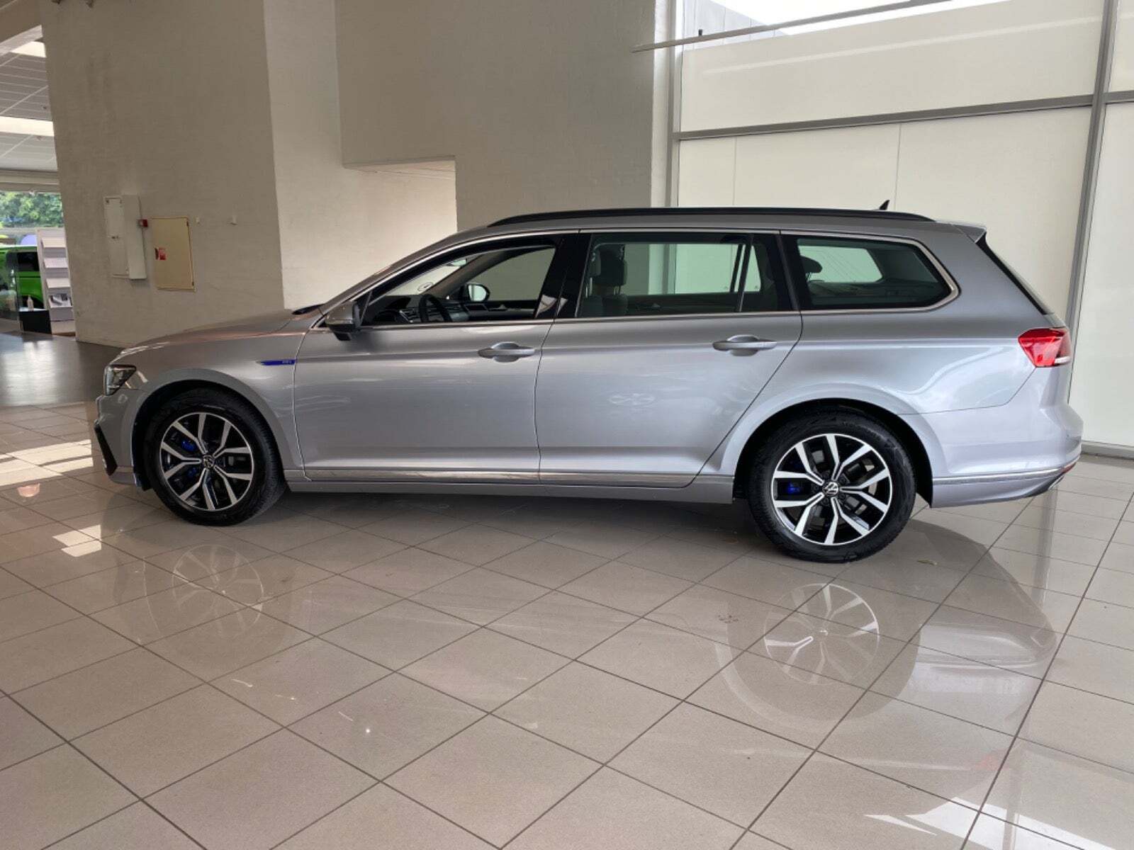 Grå VW Passat fra 2022