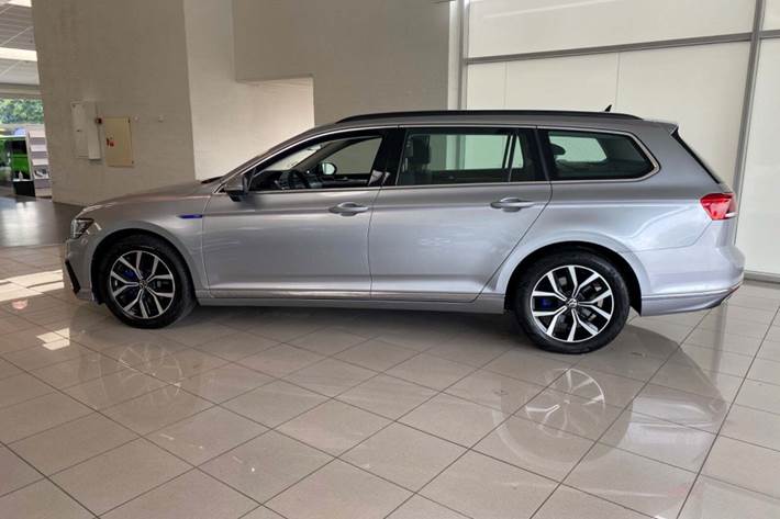 Grå VW Passat fra 2022