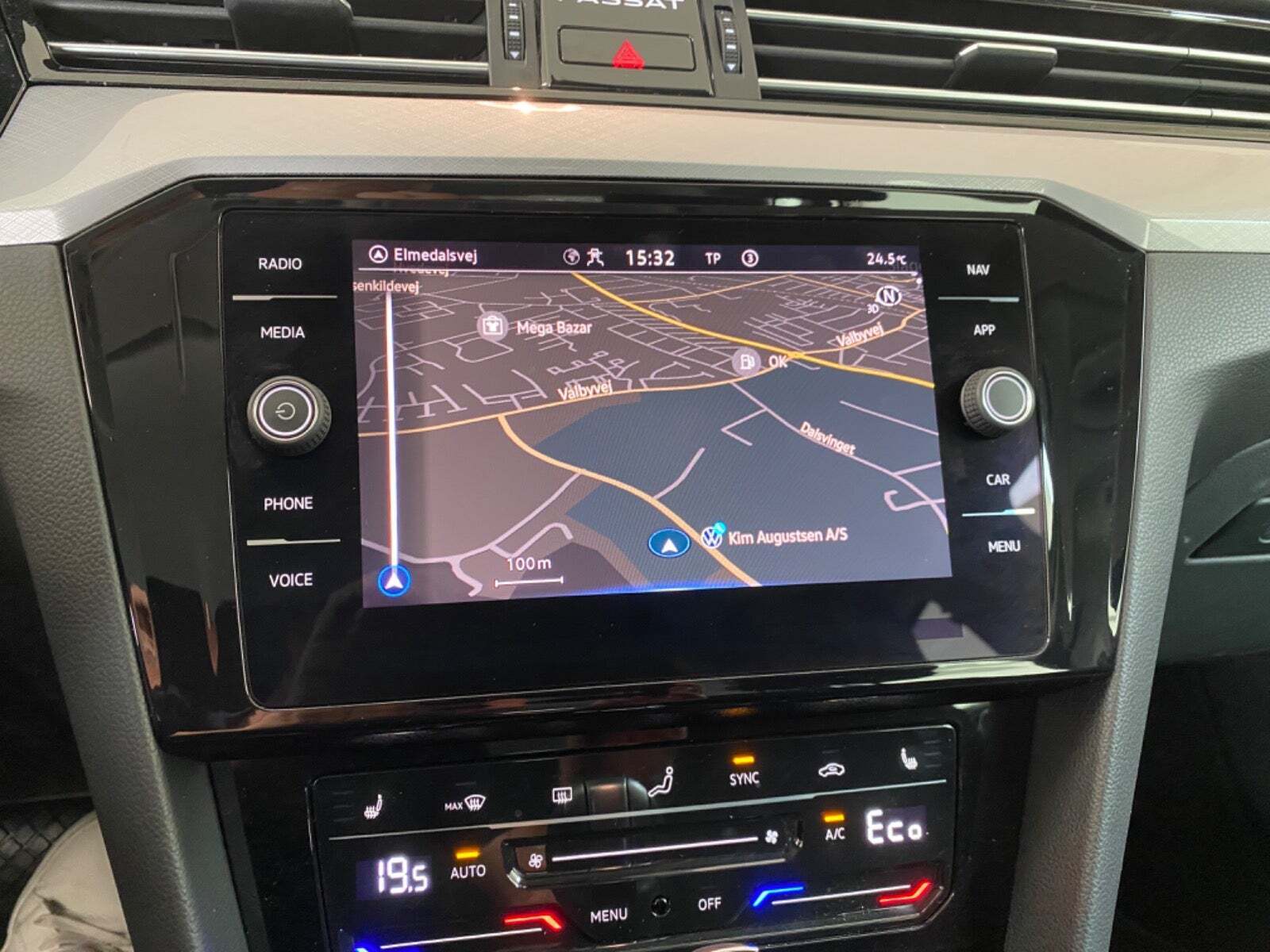 Grå VW Passat fra 2022