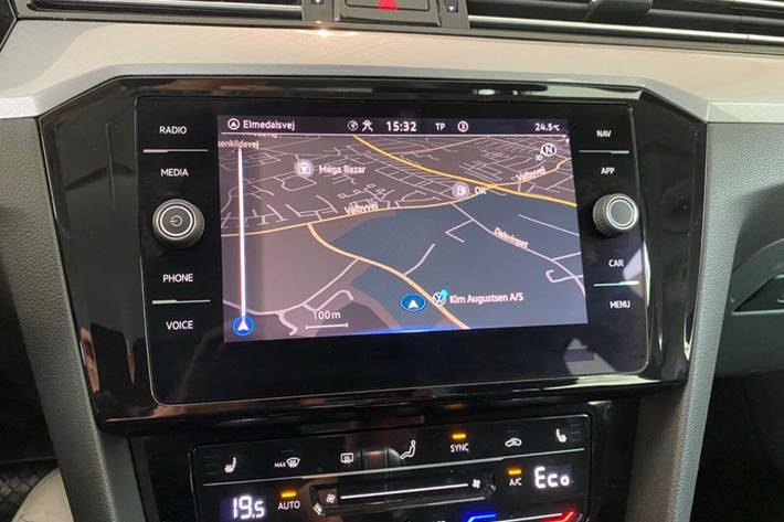 Grå VW Passat fra 2022