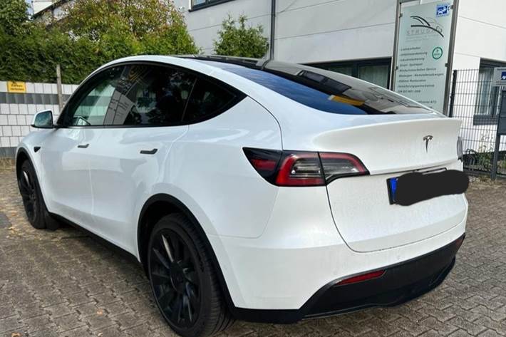 Hvid Tesla Model Y fra 2022