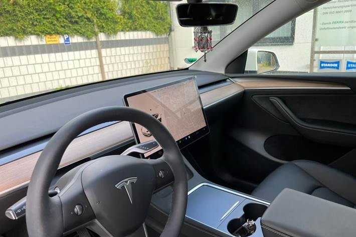 Hvid Tesla Model Y fra 2022