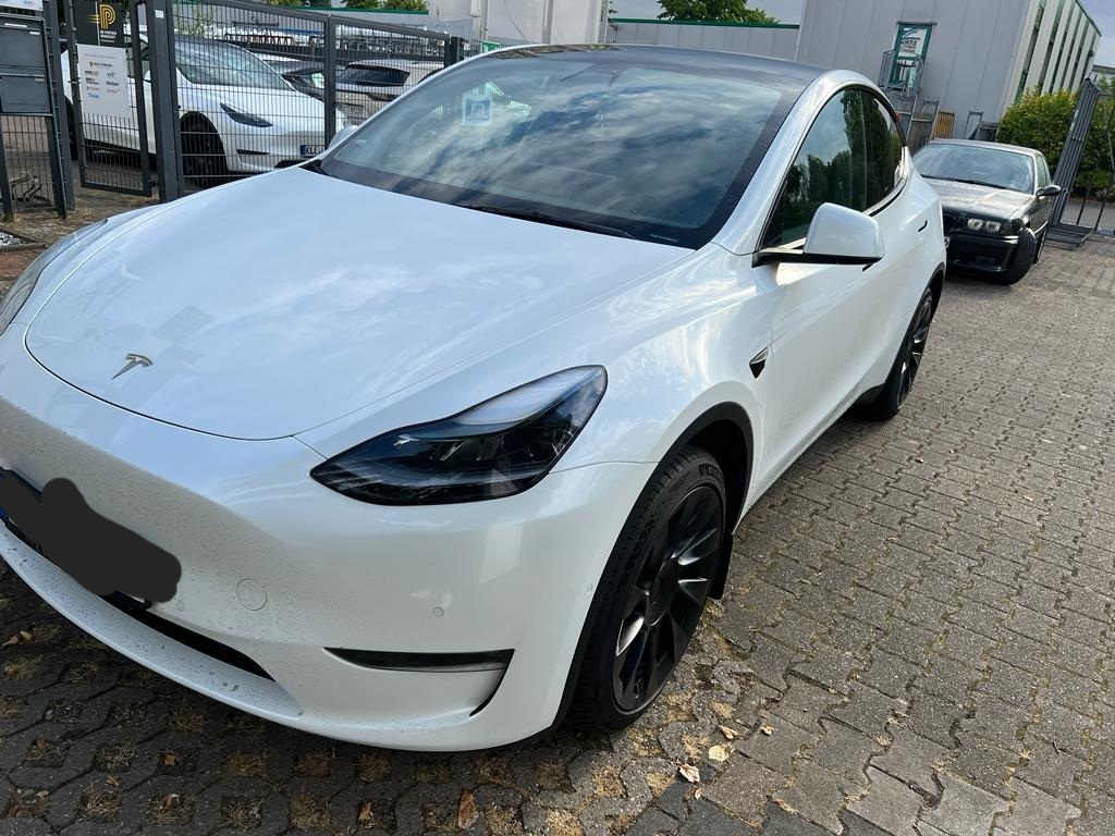 Hvid Tesla Model Y fra 2022