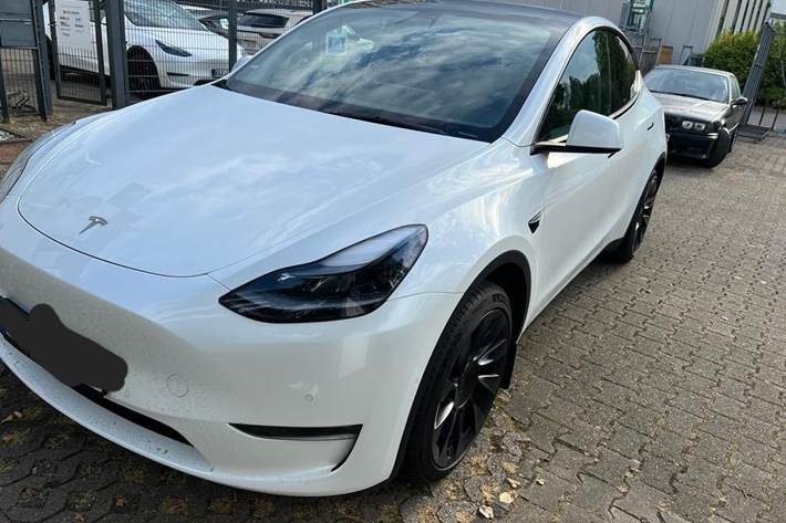 Hvid Tesla Model Y fra 2022