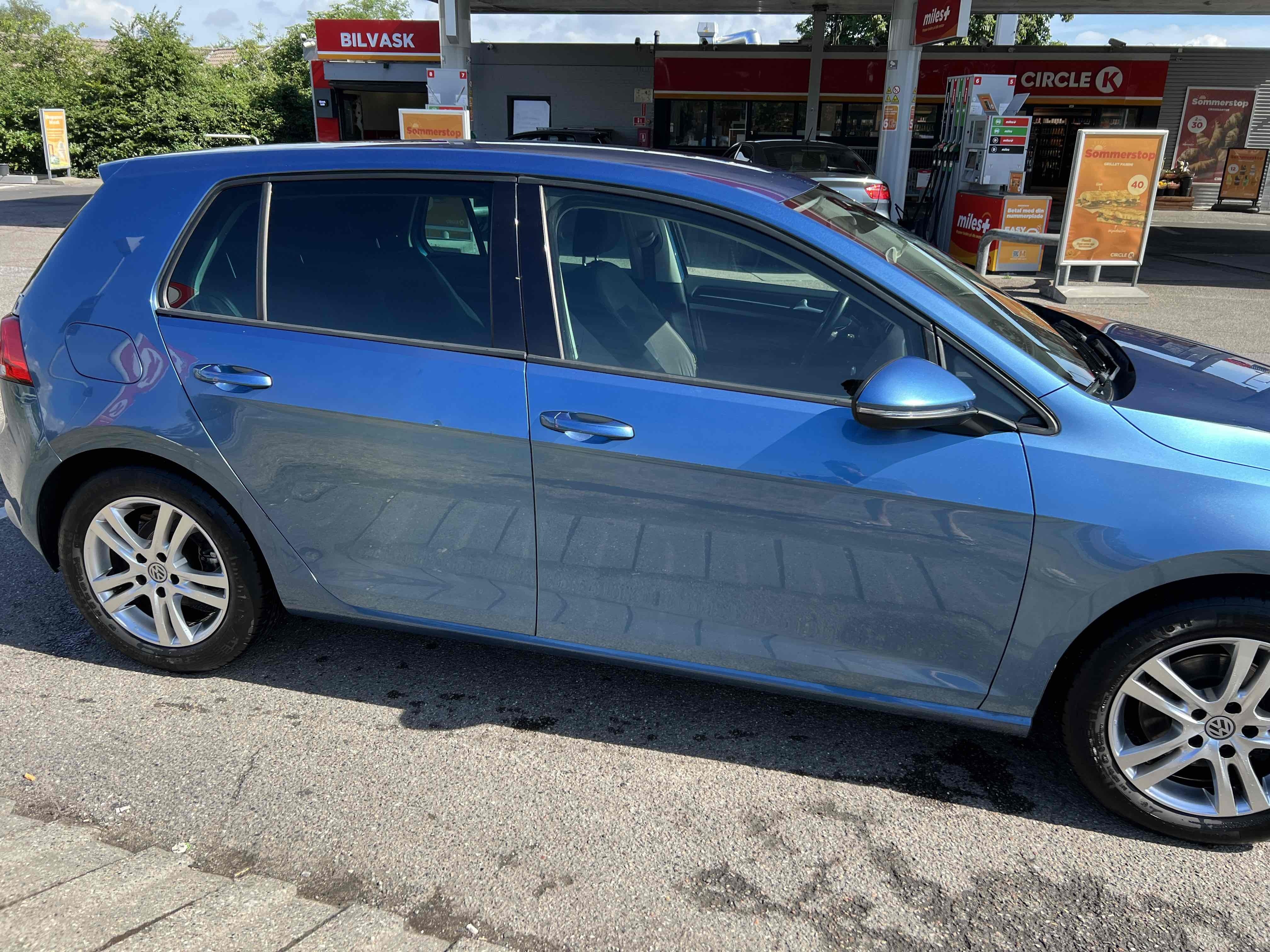 Blå VW Golf fra 2013