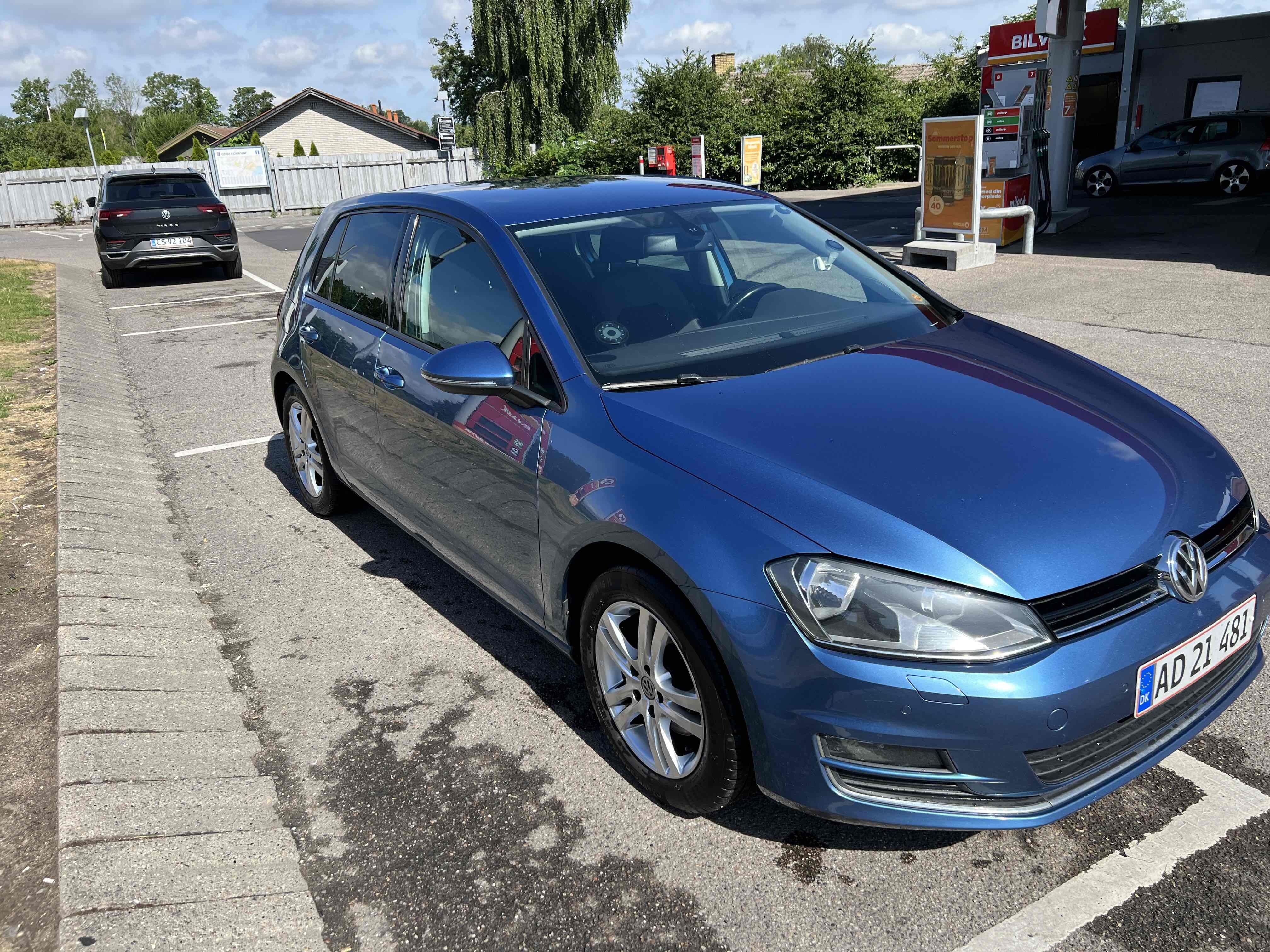 Blå VW Golf fra 2013