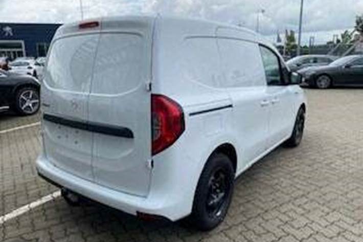 Hvid Mercedes eCitan fra 2023 set udefra