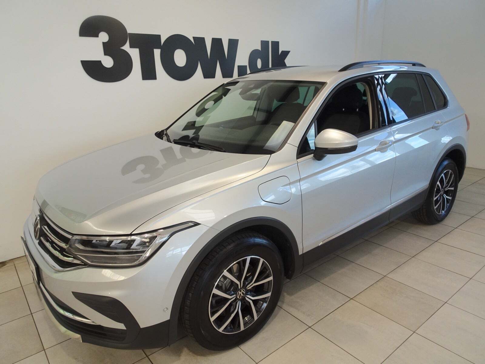 Sølv VW Tiguan fra 2021 set udefra