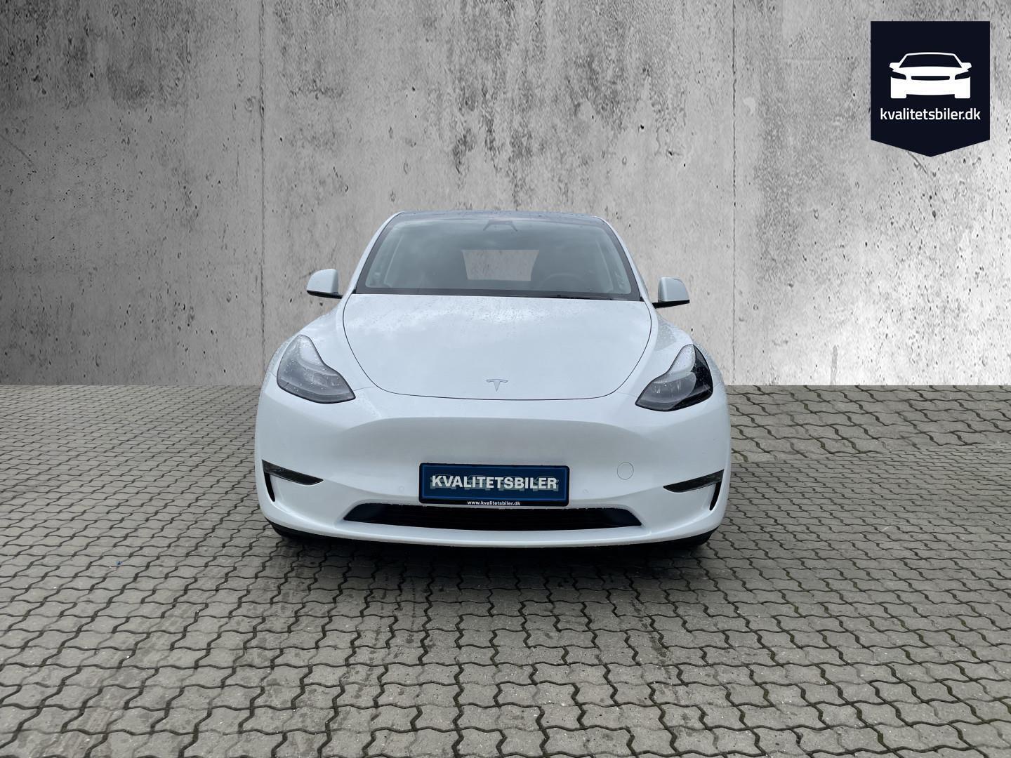 Hvid Tesla Model Y fra 2022