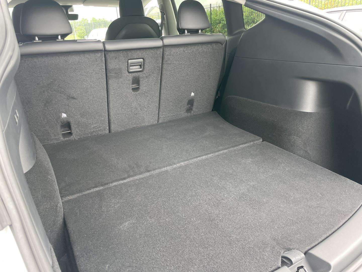 Hvid Tesla Model Y fra 2022