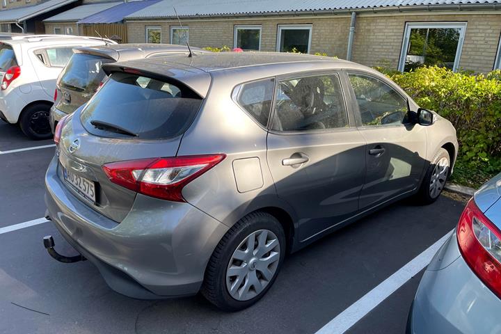 Grå Nissan Pulsar fra 2015