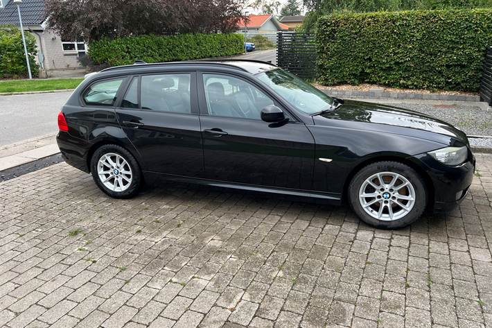 Sort BMW 320d fra 2010