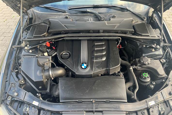 Sort BMW 320d fra 2010