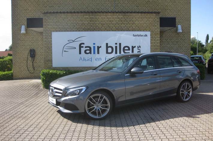 Grå Mercedes C200 fra 2018 set udefra