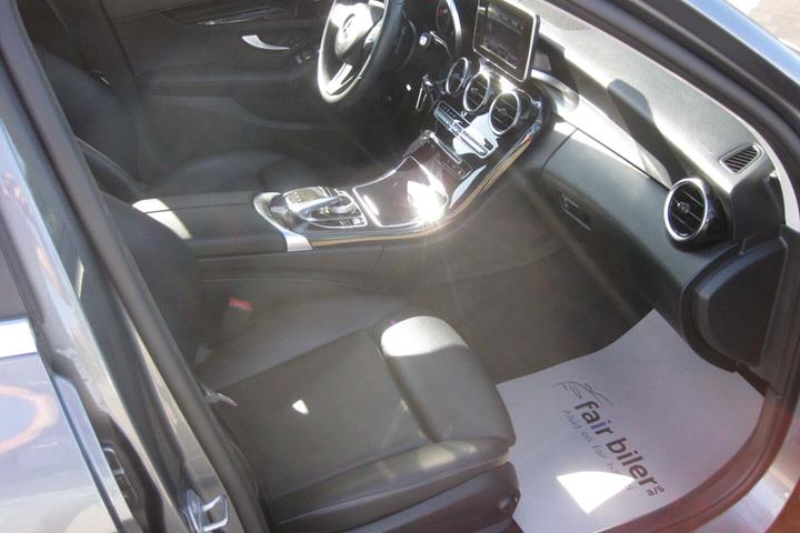 Grå Mercedes C200 fra 2018 set indefra