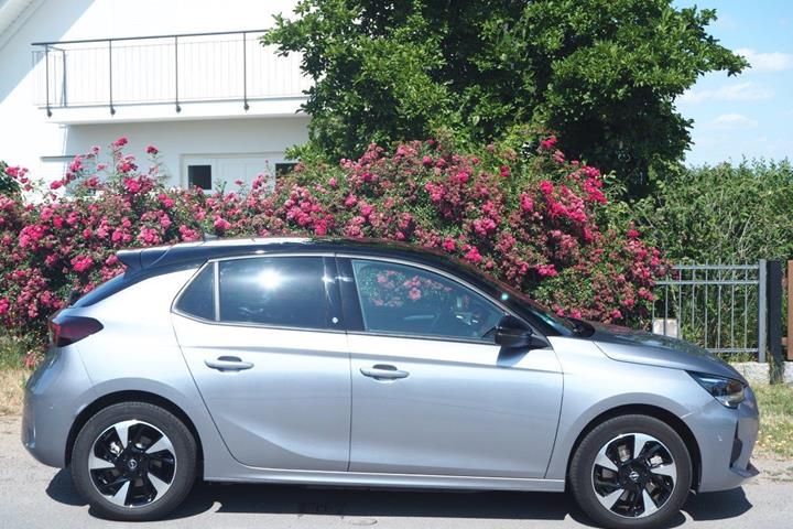 Sølv Opel Corsa-e fra 2022