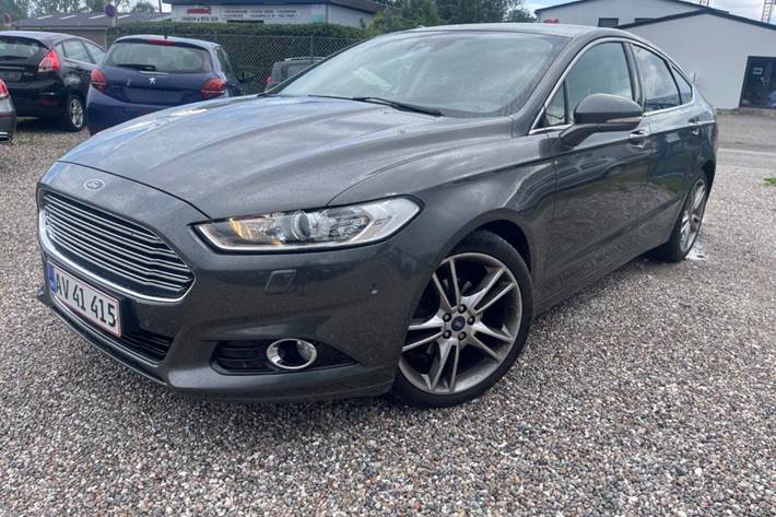 Sort Ford Mondeo fra 2015